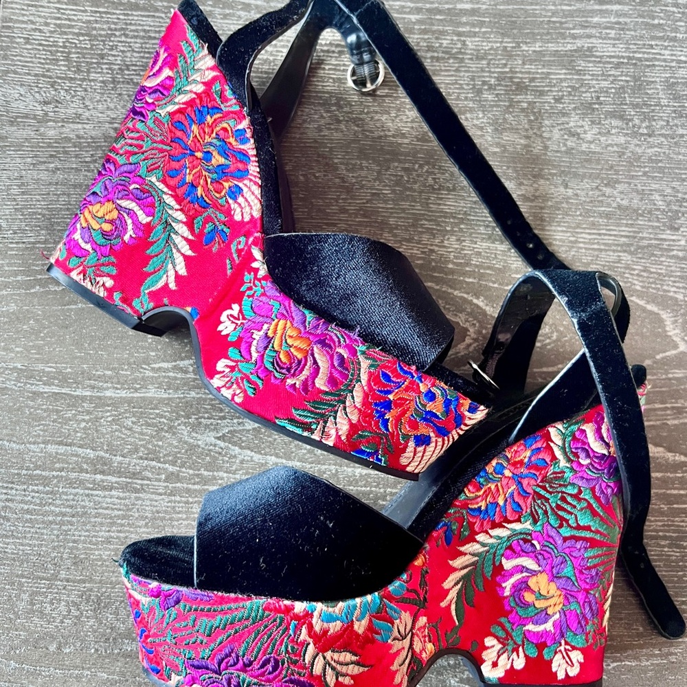 Floral Embroidered Platform Wedges Size 6 US